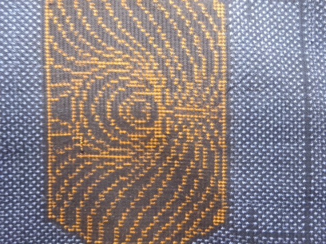 アンティーク　亀甲に抽象模様織り出し本場泥大島紬着物(5マルキ)